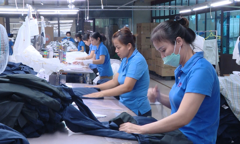 Điểm nhấn 365: Tăng lương tối thiểu v&ugrave;ng v&agrave; t&aacute;c động đa chiều 