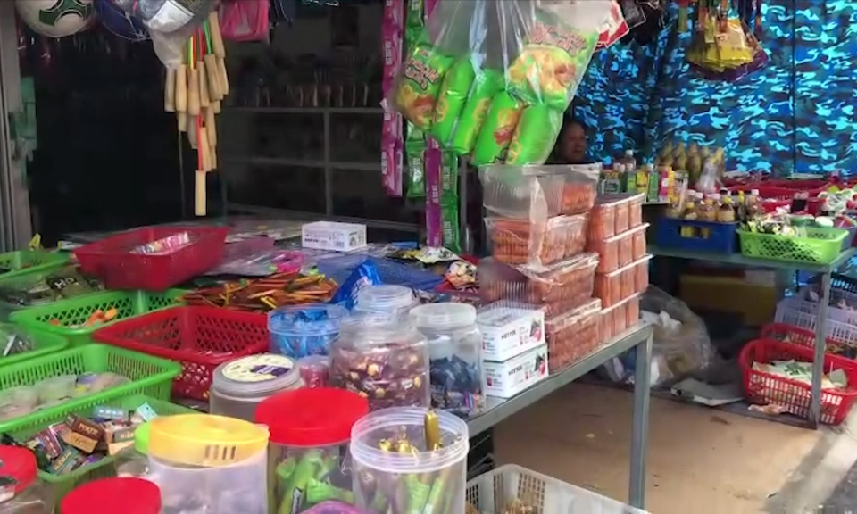 Ph&aacute;p luật v&agrave; cuộc sống: Thực phẩm bẩn bủa v&acirc;y trường học  