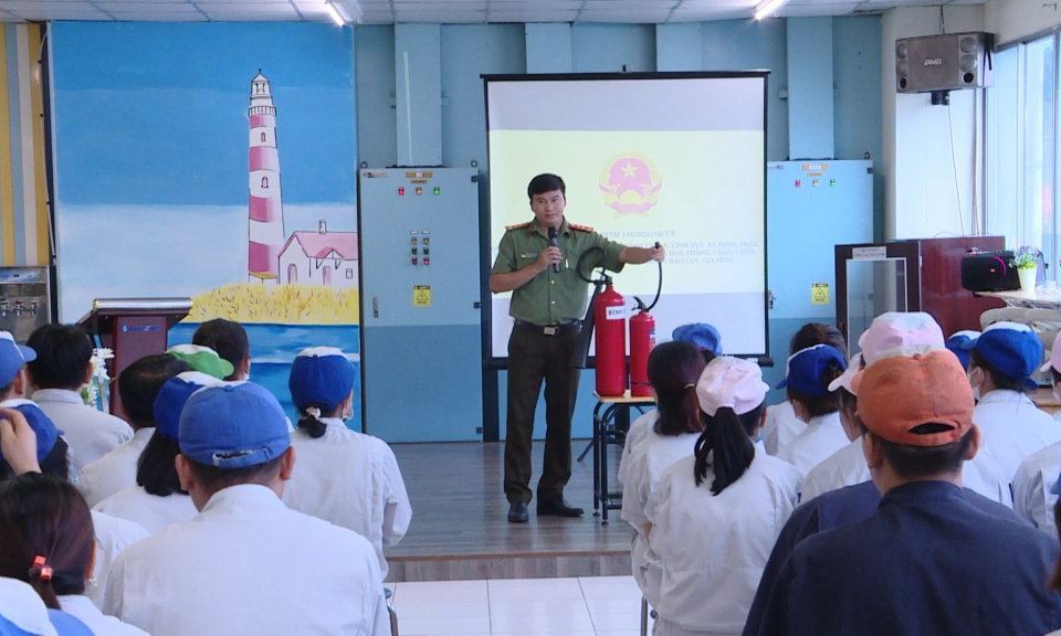 Lao động v&agrave; c&ocirc;ng đo&agrave;n: Linh hoạt tuy&ecirc;n truyền, tư vấn ph&aacute;p luật cho người lao động