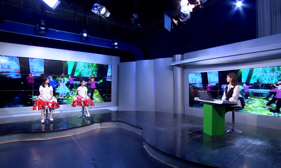 Măng non đất Cảng: Dạy h&aacute;t &ldquo;Con c&oacute; mẹ rồi&rdquo;