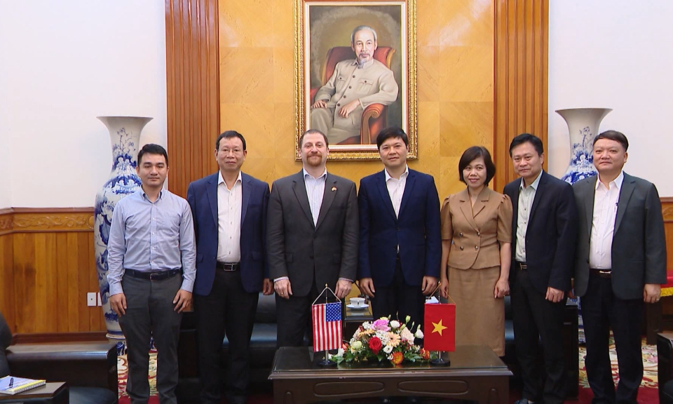 L&atilde;nh đạo UBND th&agrave;nh phố tiếp kh&aacute;ch quốc tế