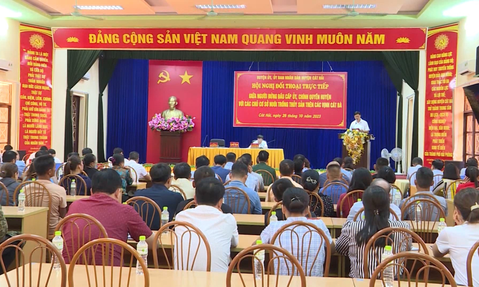 Đối thoại với c&aacute;c chủ cơ sở nu&ocirc;i thủy sản tr&ecirc;n vịnh thuộc quần đảo C&aacute;t B&agrave;