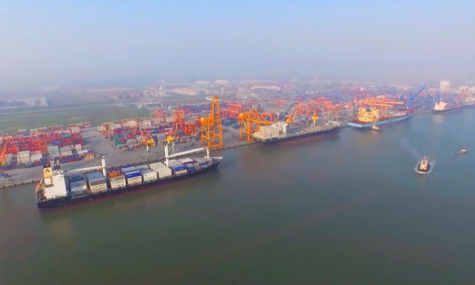 Ph&aacute;t huy lợi thế cảng biển v&agrave; logistics