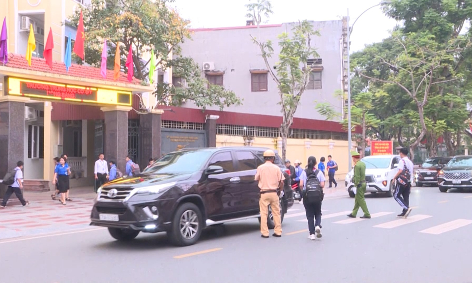 Ph&oacute;ng sự: N&acirc;ng cao &yacute; thức chấp h&agrave;nh giao th&ocirc;ng tại c&aacute;c cổng trường       