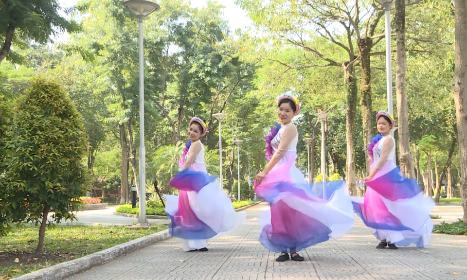 Măng non đất Cảng: Dạy m&uacute;a: Sắc Việt