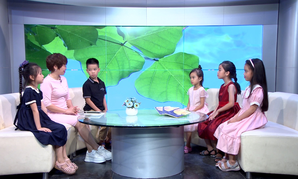 Măng non đất Cảng: Đọc s&aacute;ch c&ugrave;ng con (Phần 6)