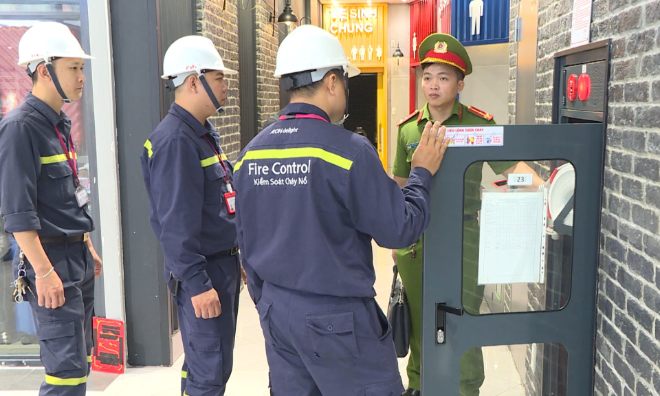 To&agrave;n d&acirc;n ph&ograve;ng ch&aacute;y chữa ch&aacute;y: Tăng cường ph&ograve;ng ch&aacute;y chữa ch&aacute;y tại c&aacute;c trung t&acirc;m thương mại         