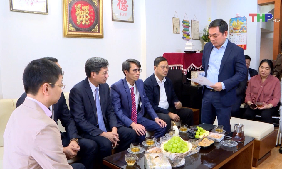 L&atilde;nh đạo UBND th&agrave;nh phố thăm c&aacute;c nh&agrave; gi&aacute;o ti&ecirc;u biểu  