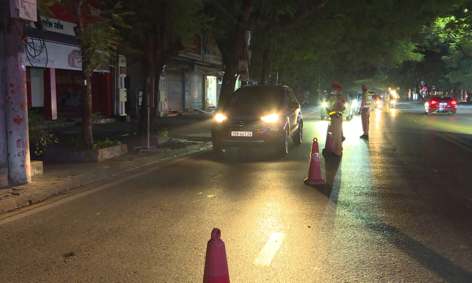 Ph&aacute;p luật v&agrave; cuộc sống: Cần xử l&yacute; nghi&ecirc;m t&igrave;nh trạng chống người thi h&agrave;nh c&ocirc;ng vụ  