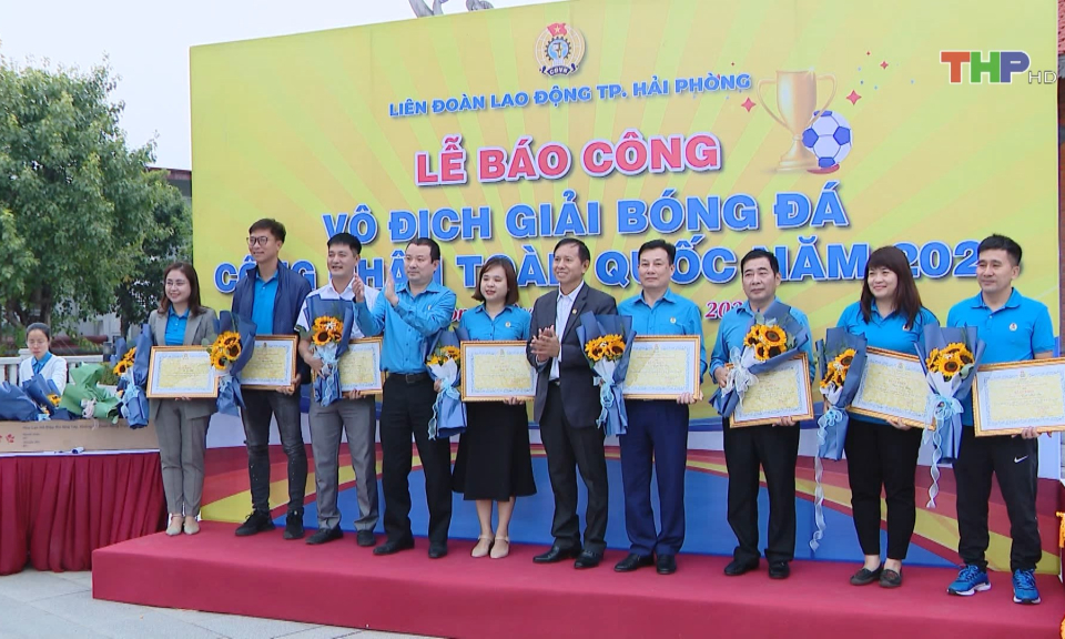 Khen thưởng đội b&oacute;ng v&ocirc; địch Giải b&oacute;ng đ&aacute; c&ocirc;ng nh&acirc;n to&agrave;n quốc