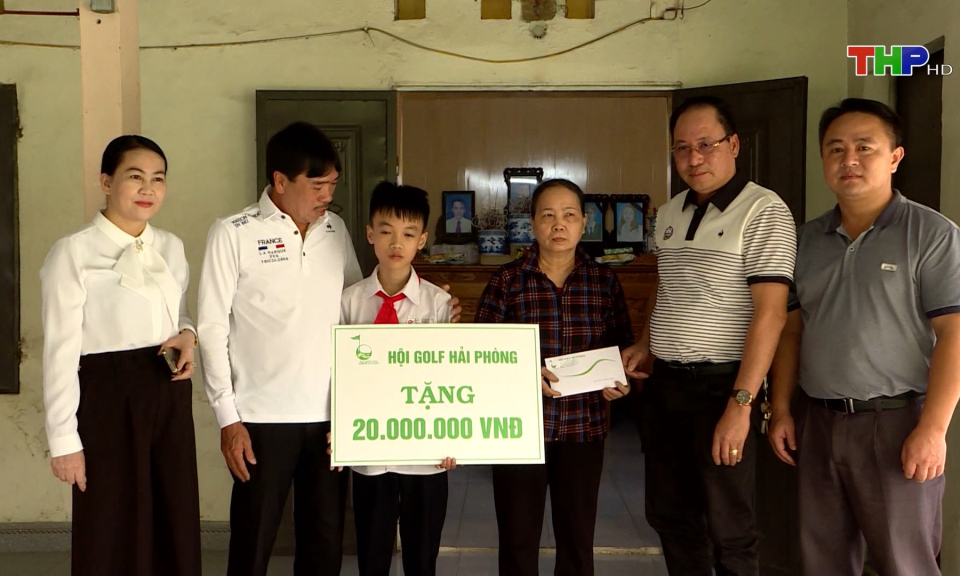 Thăm, tặng qu&agrave; gia đ&igrave;nh nạn nh&acirc;n bị tai nạn giao th&ocirc;ng