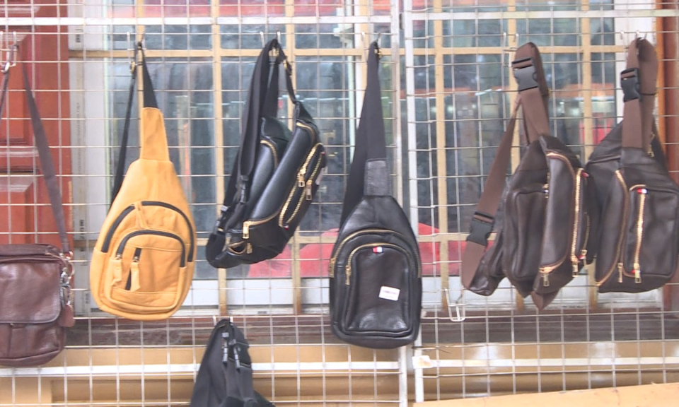 Ph&aacute;p luật v&agrave; cuộc sống: Kh&oacute; khăn trong kiểm so&aacute;t h&agrave;ng giả, h&agrave;ng nh&aacute;i