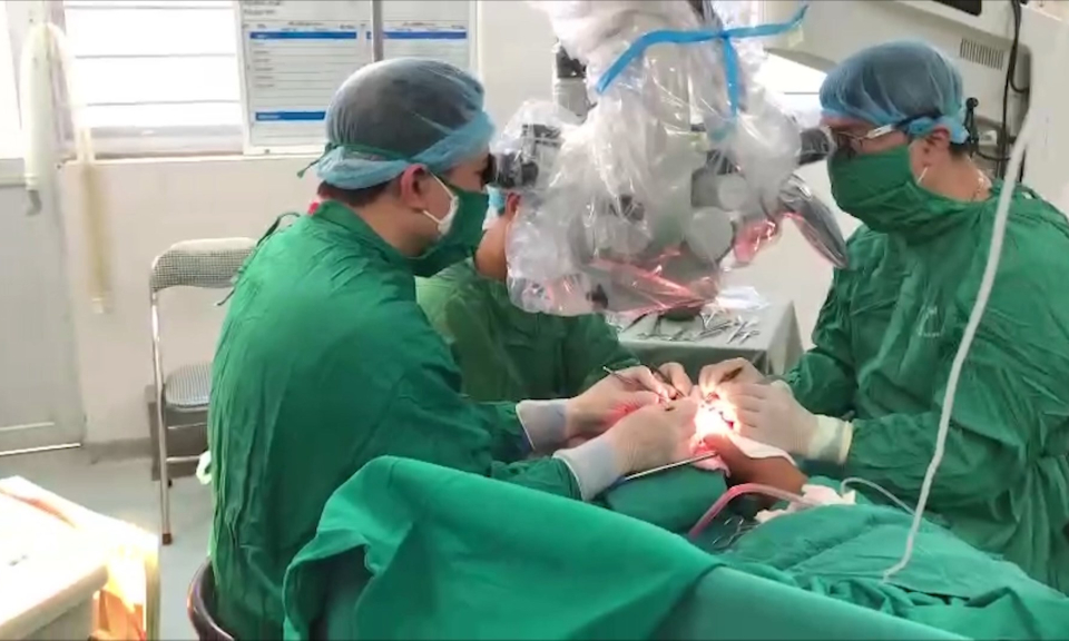 Y tế sức khỏe: Ứng dụng kỹ thuật vi phẫu trong điều trị ngoại khoa 