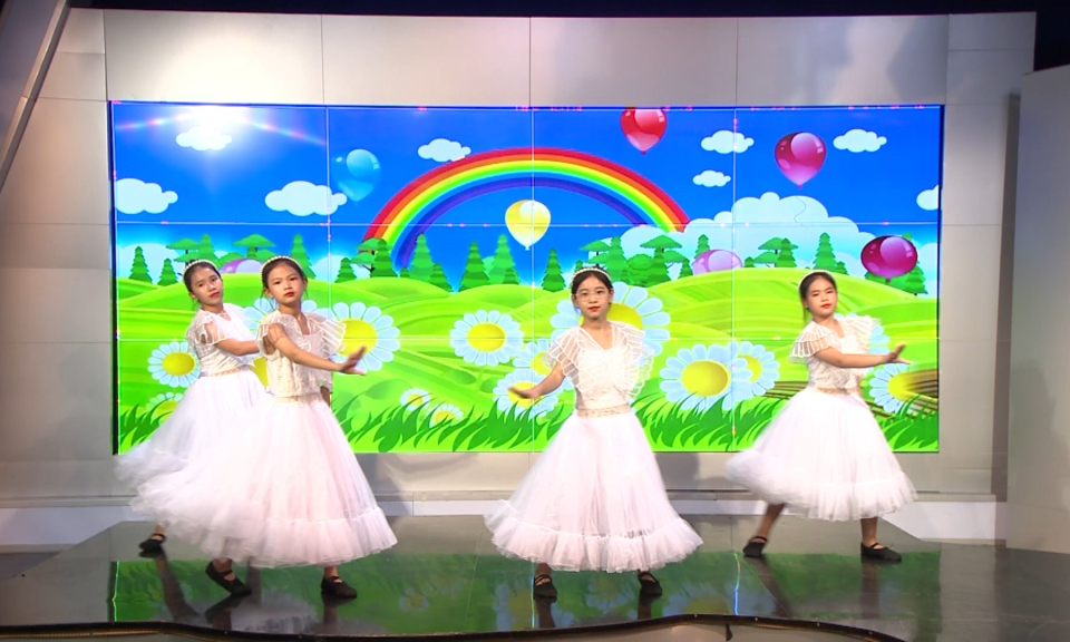 Măng non đất Cảng: Dạy m&uacute;a: Happy Birthday to you 