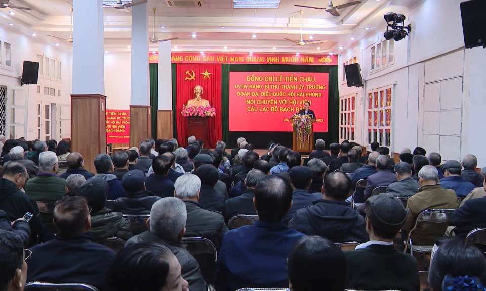  Đồng ch&iacute; B&iacute; thư Th&agrave;nh ủy n&oacute;i chuyện với hội vi&ecirc;n CLB Bạch Đằng