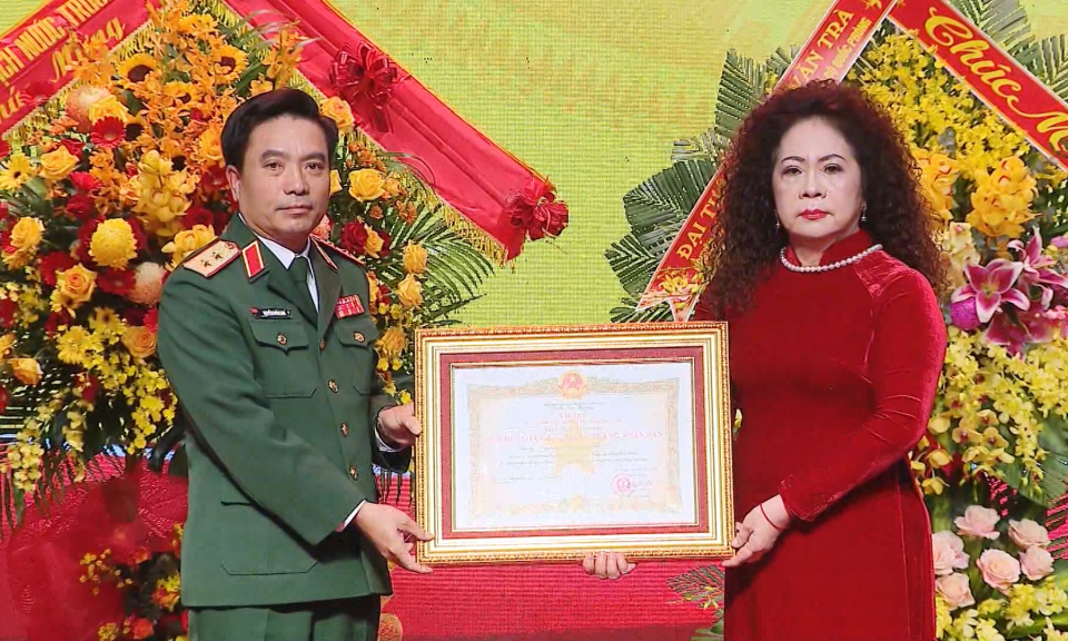 Truy tặng Danh hiệu Anh h&ugrave;ng Lực lượng vũ trang Nh&acirc;n d&acirc;n cho đồng ch&iacute; Trung tướng Đặng Kinh