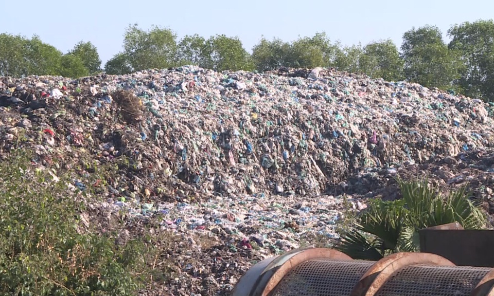 Ph&aacute;p luật v&agrave; cuộc sống: &Ocirc; nhiễm m&ocirc;i trường từ r&aacute;c thải ở n&ocirc;ng th&ocirc;n