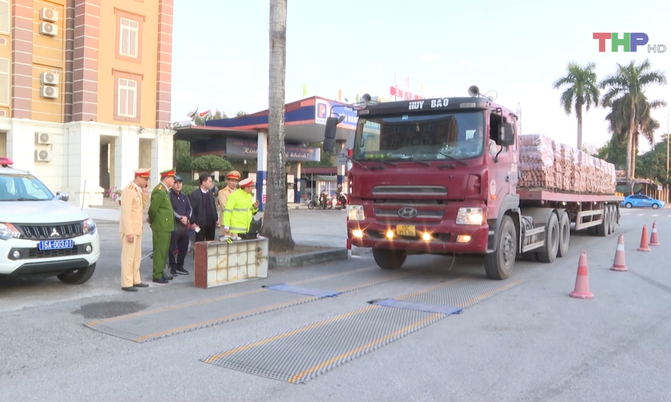 Tập trung xử l&yacute; phương tiện qu&aacute; tải