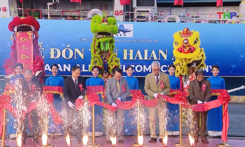 Tiếp nhận t&agrave;u container đ&oacute;ng mới  