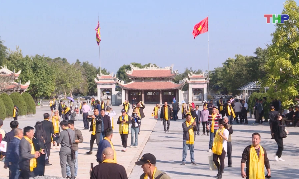 Đo&agrave;n kh&aacute;ch quốc tế tham quan c&aacute;c di t&iacute;ch lịch sử, văn h&oacute;a