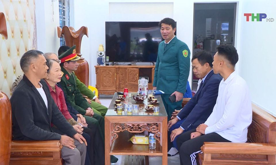 Thanh ni&ecirc;n phấn khởi chuẩn bị l&ecirc;n đường nhập ngũ