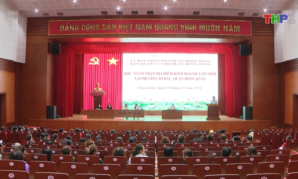 Bốc thăm điểm kinh doanh tại chợ tạm Tam Bạc