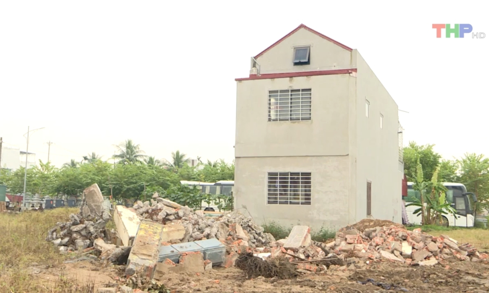 Ph&aacute;p luật v&agrave; cuộc sống: Kh&oacute; khăn trong c&ocirc;ng t&aacute;c cấp giấy chứng nhận quyền sử dụng đất đối với c&aacute;c điểm t&aacute;i định cư