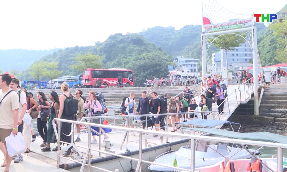 Kh&aacute;ch quốc tế x&ocirc;ng đất C&aacute;t B&agrave; năm 2024