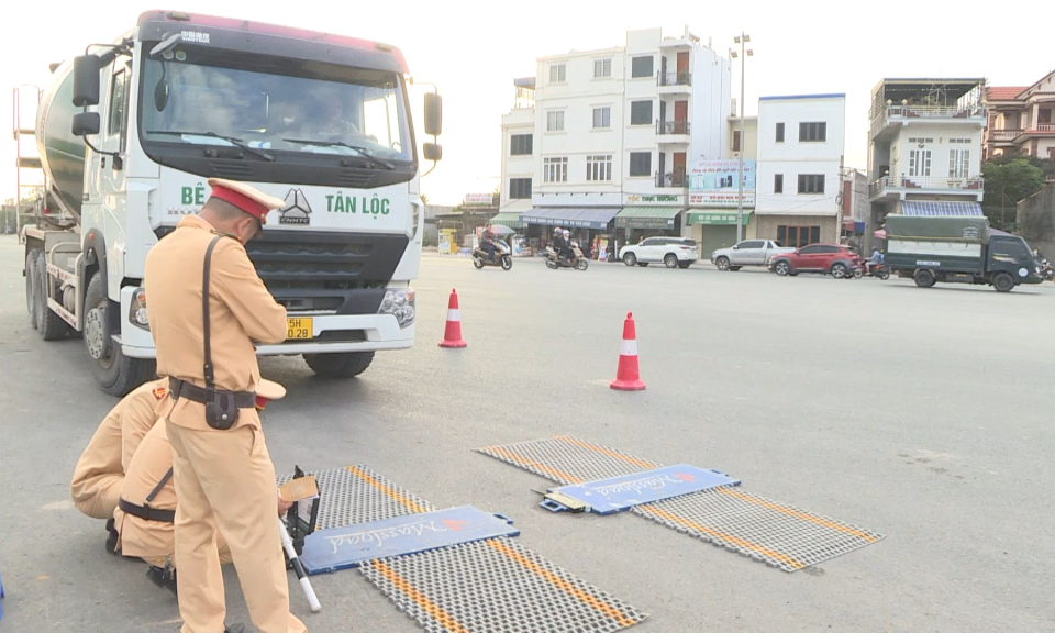 An to&agrave;n giao th&ocirc;ng: T&igrave;nh trạng xe qu&aacute; tải trọng g&acirc;y mất an to&agrave;n giao th&ocirc;ng 