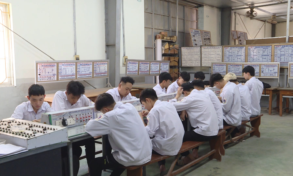 Khoa học, c&ocirc;ng nghệ v&agrave; đời sống: Phong tr&agrave;o nghi&ecirc;n cứu khoa học trong trường nghề