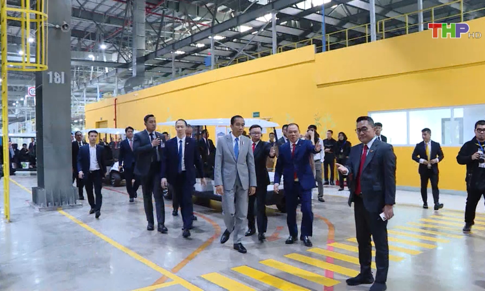 Tổng thống Indonesia thăm quan Tổ hợp Nh&agrave; m&aacute;y sản xuất &ocirc; t&ocirc;, xe m&aacute;y điện VinFast
