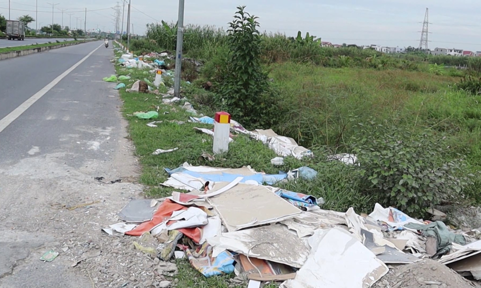 Ph&aacute;p luật v&agrave; cuộc sống: Cần xử l&yacute; nghi&ecirc;m t&igrave;nh trạng đổ trộm phế thải g&acirc;y &ocirc; nhiễm m&ocirc;i trường