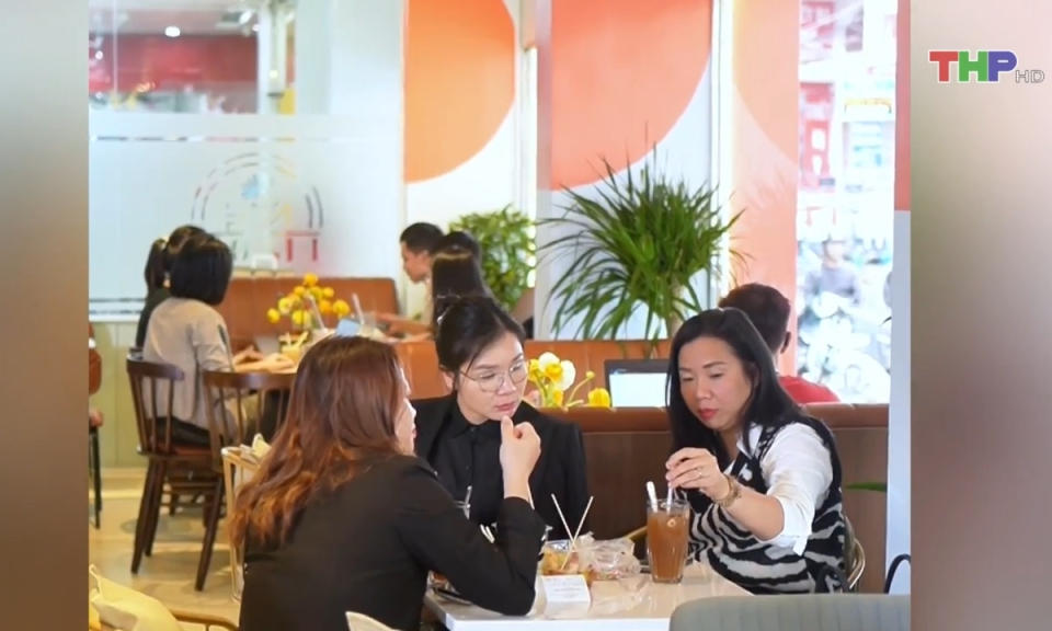 Th&uacute; vui thưởng tr&agrave; ng&agrave;y xu&acirc;n