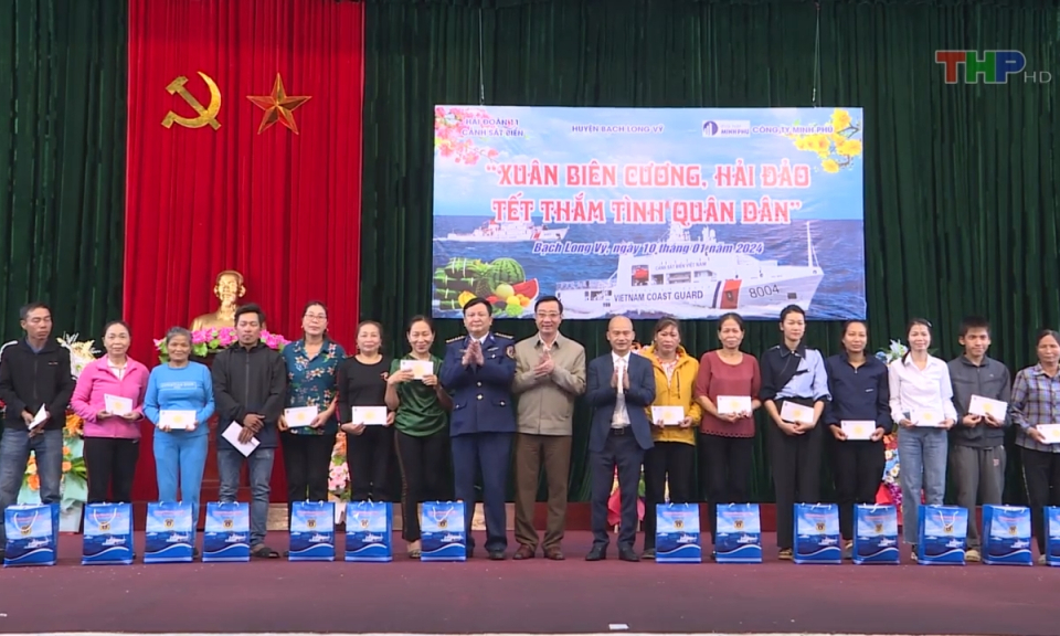 An ninh biển đảo: Mang m&ugrave;a xu&acirc;n đến với đảo xa