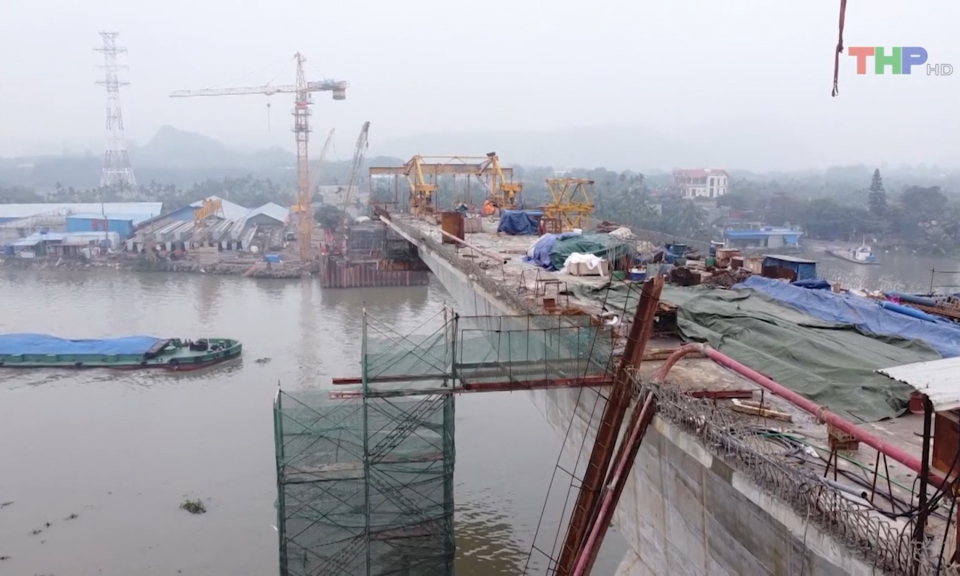 Thi c&ocirc;ng cầu Lại Xu&acirc;n những ng&agrave;y gi&aacute;p Tết