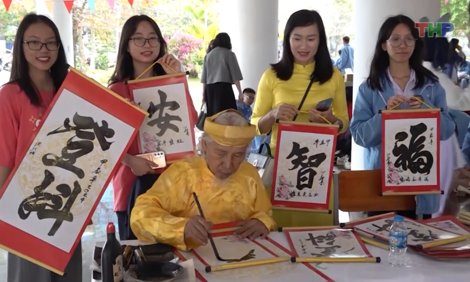 Để học sinh hiểu th&ecirc;m về truyền thống d&acirc;n tộc