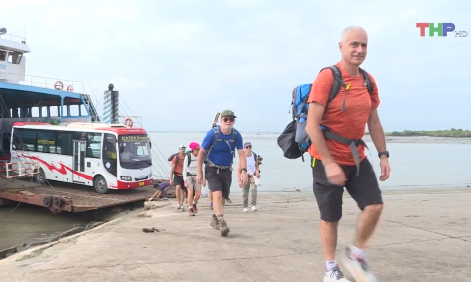 Kh&aacute;ch quốc tế x&ocirc;ng đất du lịch C&aacute;t B&agrave;