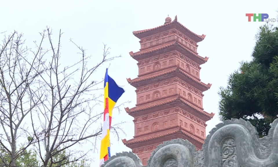 Năm Rồng thăm Ch&ugrave;a th&aacute;p Tường Long