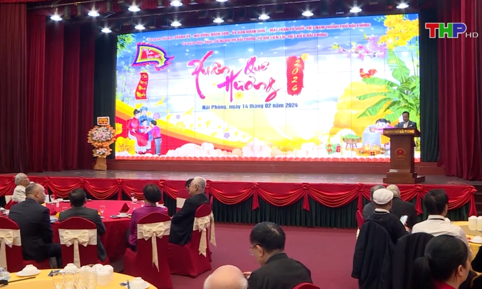 Gặp mặt Việt kiều v&agrave; th&acirc;n nh&acirc;n đầu xu&acirc;n