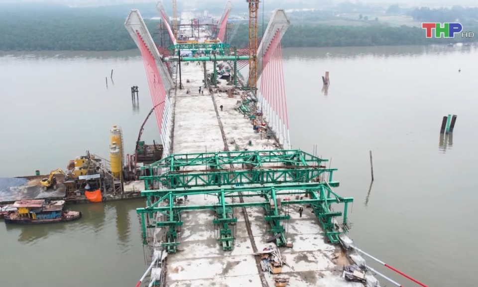 Kh&ocirc;ng kh&iacute; thi c&ocirc;ng đầu năm tr&ecirc;n c&ocirc;ng tr&igrave;nh trọng điểm