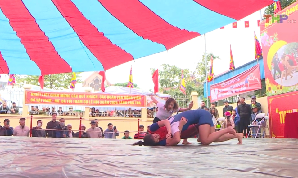 Cận cảnh: Độc đ&aacute;o Hội vật l&agrave;ng V&acirc;n Tra