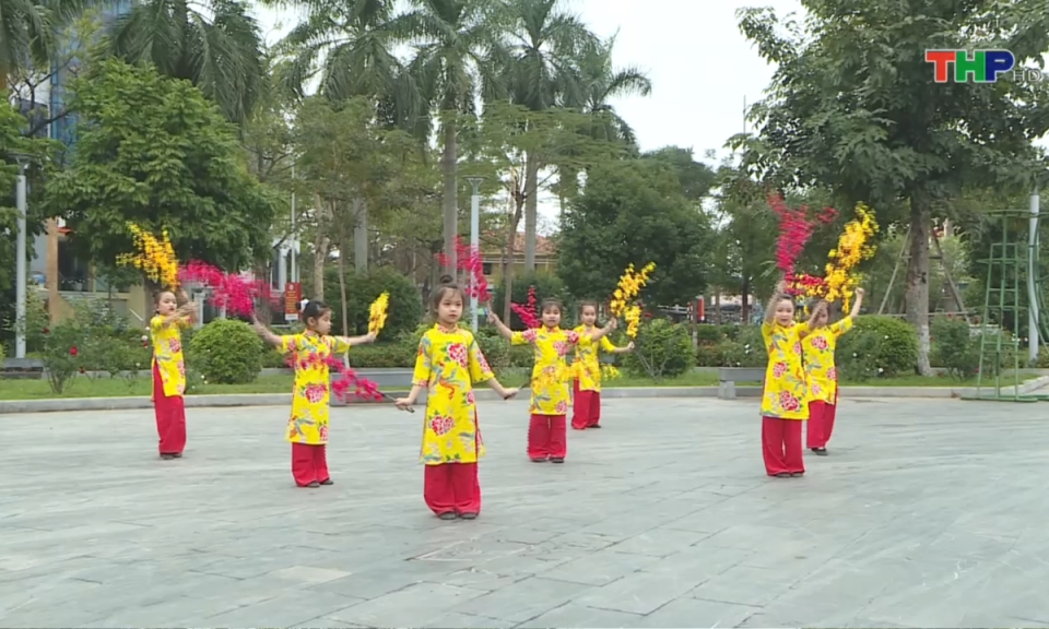 Măng non đất Cảng: Dạy m&uacute;a: Dạy m&uacute;a &lsquo;&rsquo;Xu&acirc;n ơi, ở lại chơi&rsquo;&rsquo;