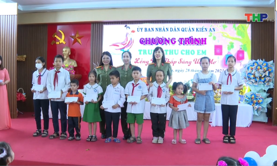 An ninh Hải Ph&ograve;ng: Nữ chiến sĩ c&ocirc;ng an Hải Ph&ograve;ng v&igrave; cộng đồng