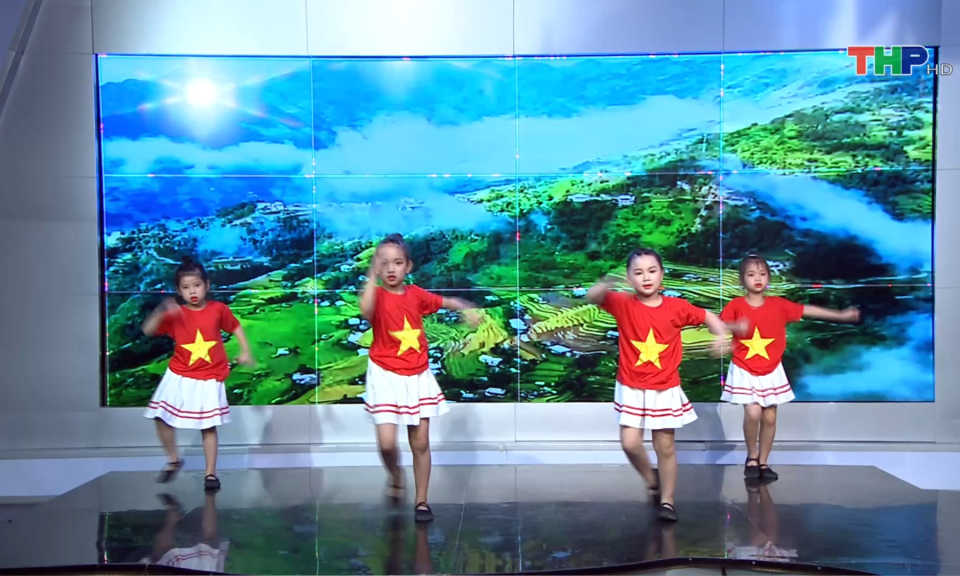 Măng non đất Cảng: B&agrave;i dạy m&uacute;a &lsquo;&rsquo;Việt Nam ơi&rsquo;&rsquo;