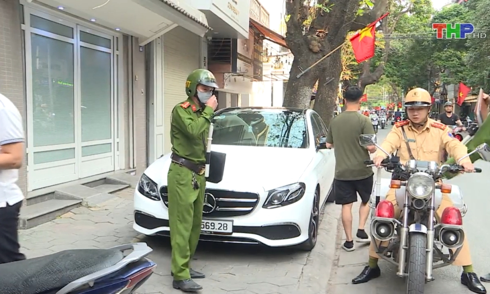 Quận L&ecirc; Ch&acirc;n xử l&yacute; vi phạm dừng, đỗ xe tr&aacute;i ph&eacute;p