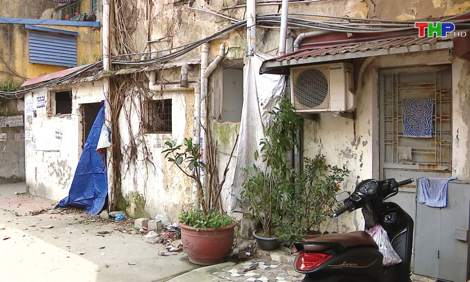 Nỗi lo khi chưa chuyển được khỏi chung cư cũ