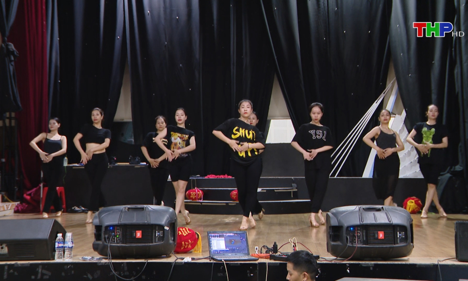 Chuẩn bị S&acirc;n khấu truyền h&igrave;nh th&aacute;ng 4 