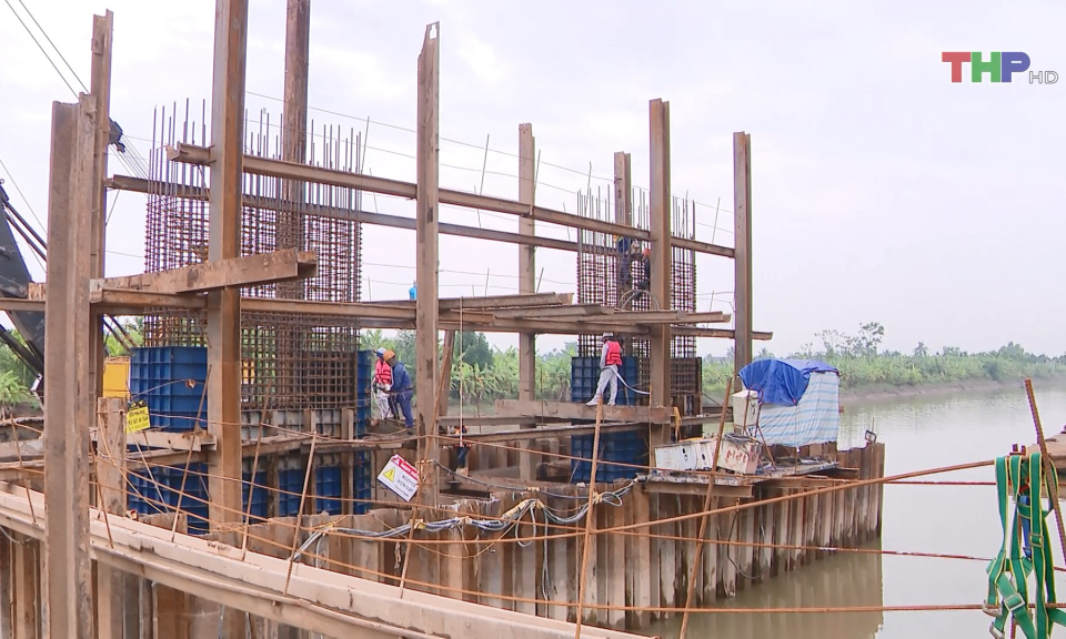 Ph&aacute;t triển hạ tầng giao th&ocirc;ng kết nối