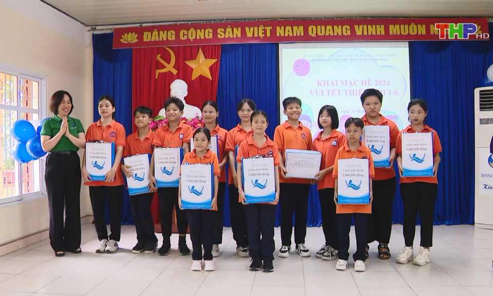 Tết thiếu nhi đầm ấm tại L&agrave;ng trẻ Hoa Phượng