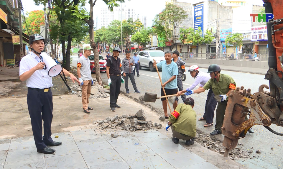 Khắc phục t&igrave;nh trạng vi phạm h&agrave;nh lang an to&agrave;n giao th&ocirc;ng 